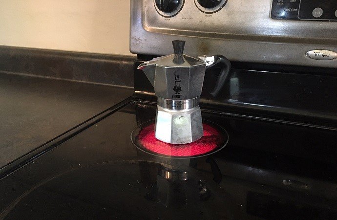 Bialetti Moka pot på toppen av spisen