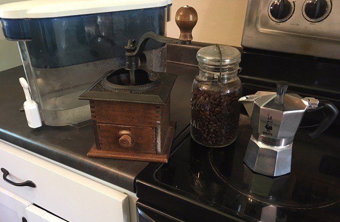 kaffekvarn och bönor på spisen