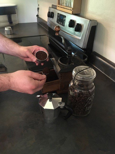 sätta malet kaffe i mokafiltret