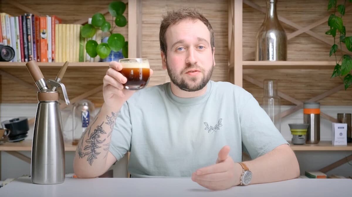 hombre con taza de nitro cafe