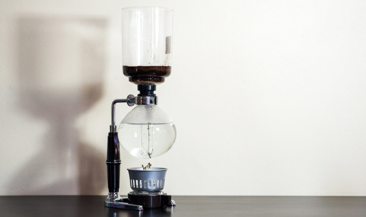bästa sifonkaffebryggaren framför en vit vägg