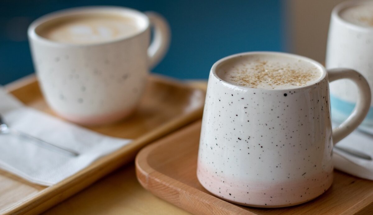 två lattes i bästa kaffemuggar
