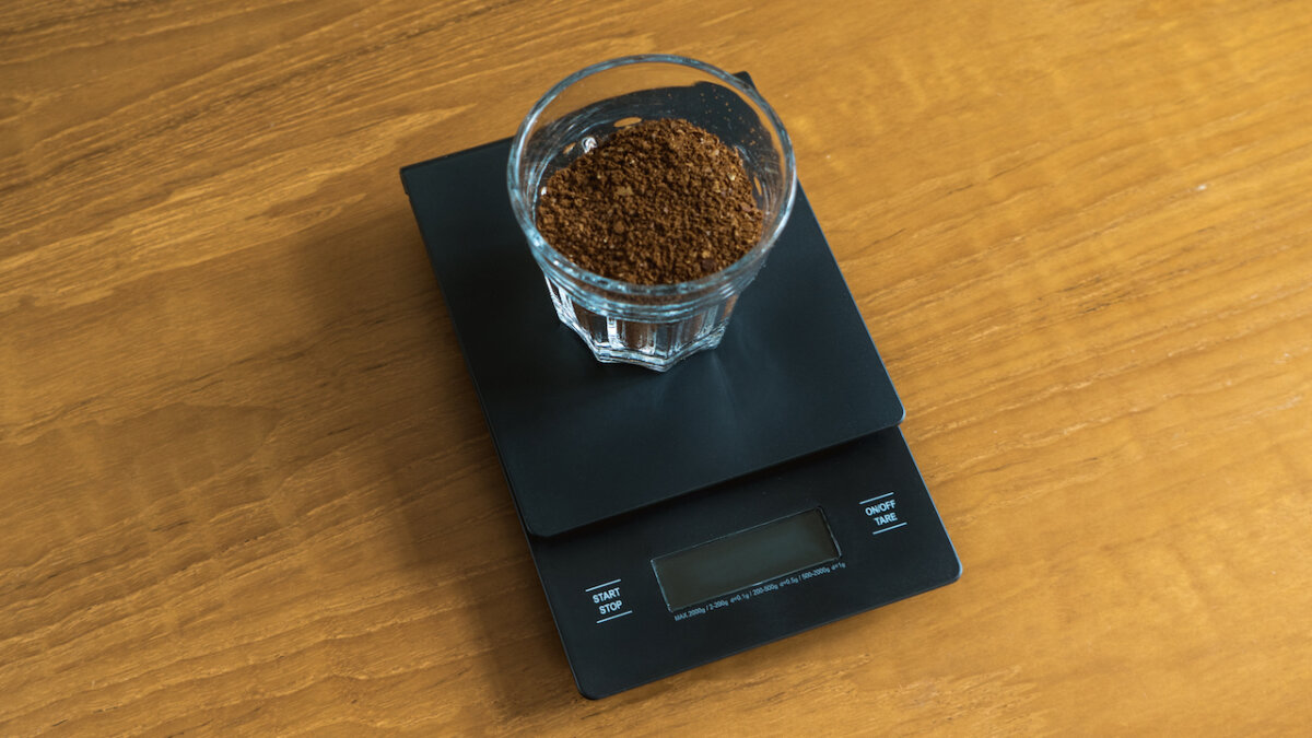 bästa kaffevåg och kaffesump på ett träbord