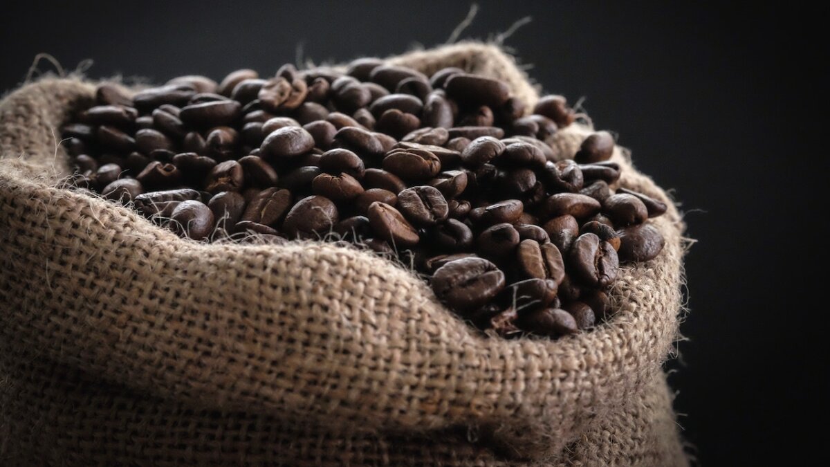 granos de café en una bolsa