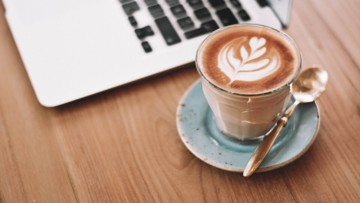 Cómo preparar un café latte perfecto en casa (con una cafetera espresso)