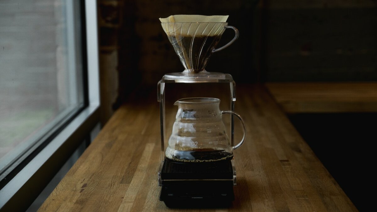 den bästa häll över kaffebryggare på golvet framför ett fönster