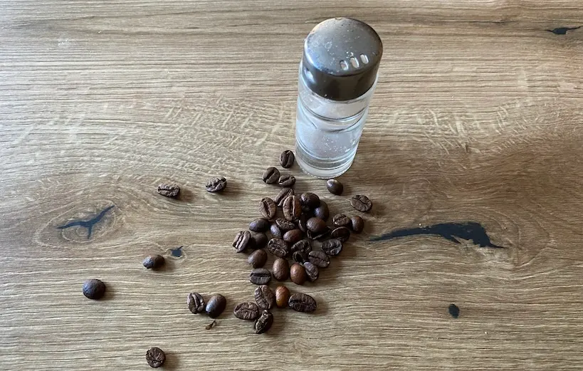salero y granos de cafe de cerca