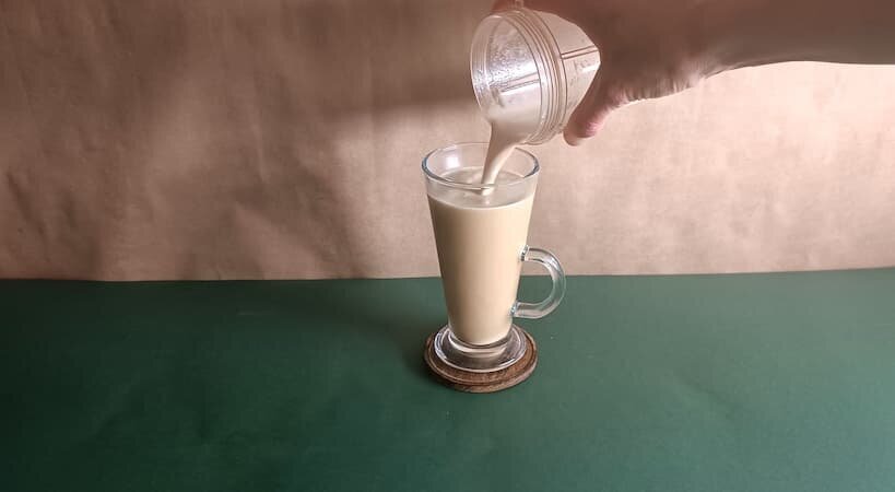 gemischter-kaffee-wird-in-ein-glass-gegossen