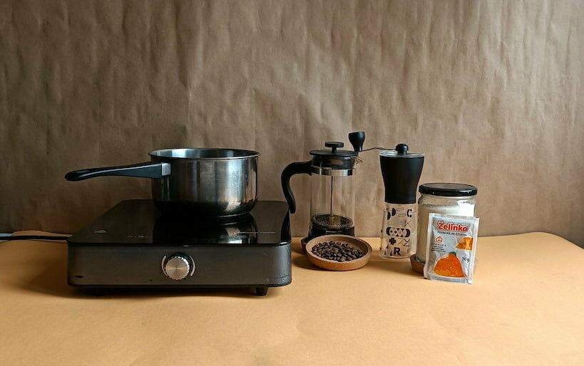 ingredientes y herramientas para preparar gelatina de cafe