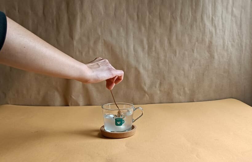 mezclando gelatina con agua