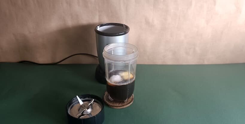 oel-und-butter-mit-kaffee-mischen