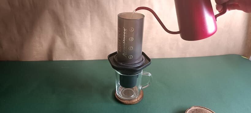 wasser-zu-aeropress-hinzufuegen