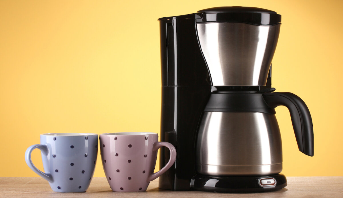 termokanna kaffebryggare och två muggar