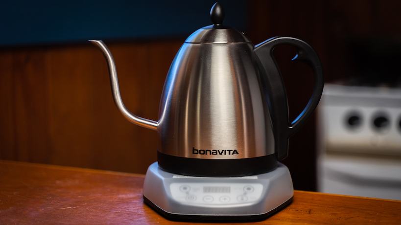 hervidor Bonavita sobre una mesa