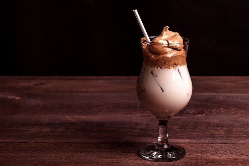 iced-dalgona-im-glas-mit-strohhalm