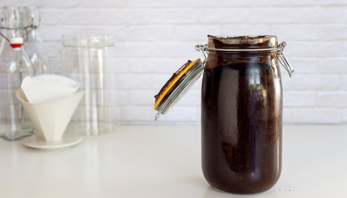 coffee soaked in a jar following the best cold brew ratio