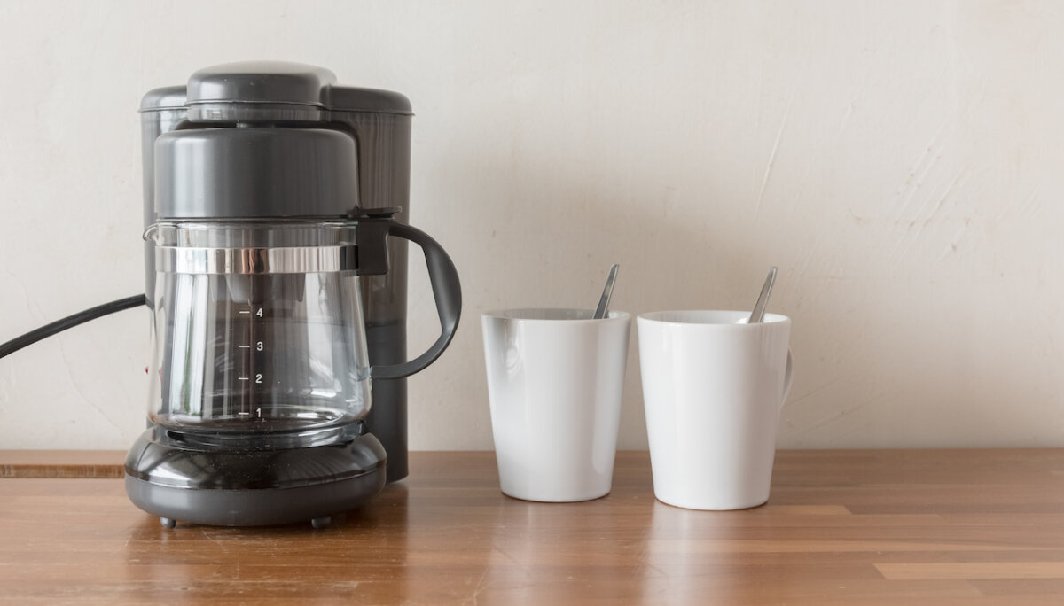 Billig kaffebryggare och två muggar