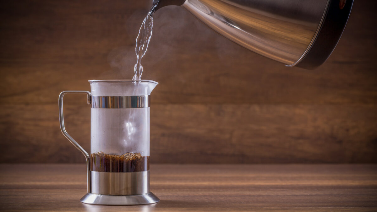 water pouring to a french press from a kettle - the right coffee to water ratio