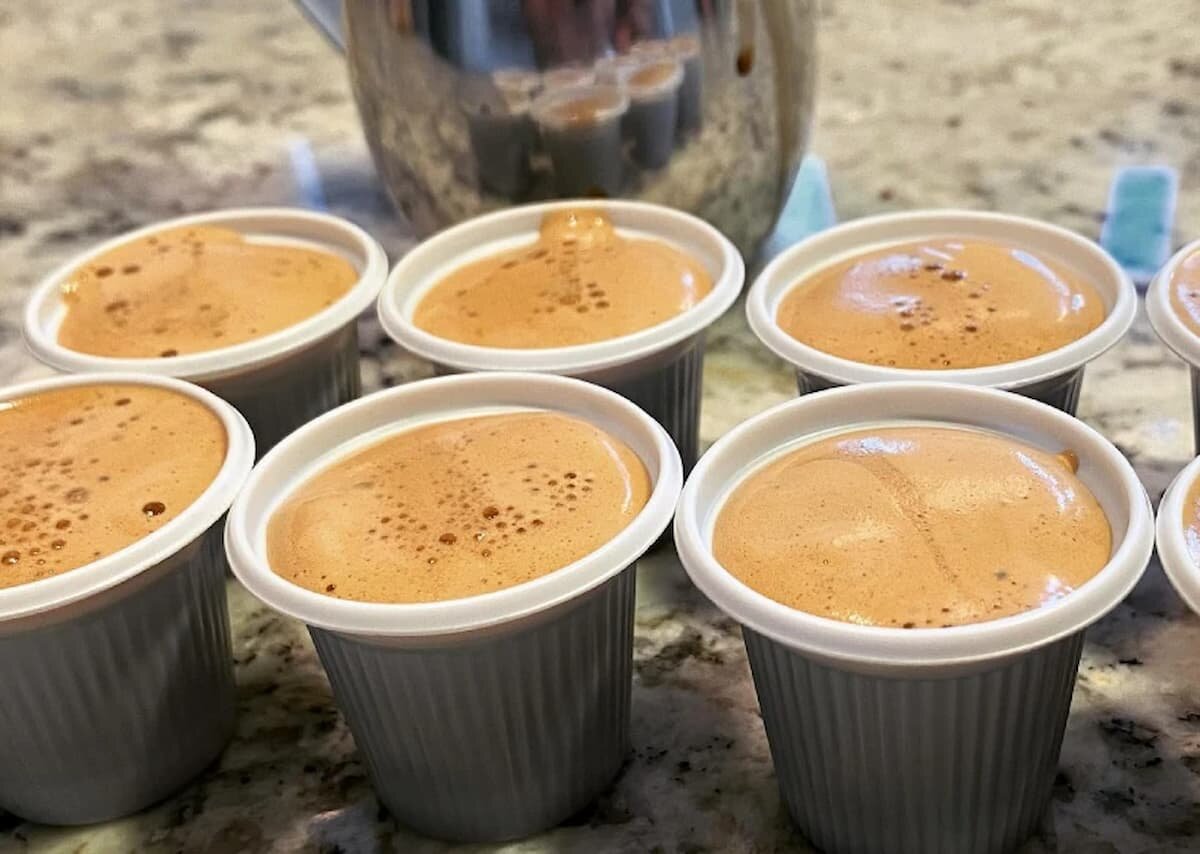 kubanischer-kaffee-in-bechern