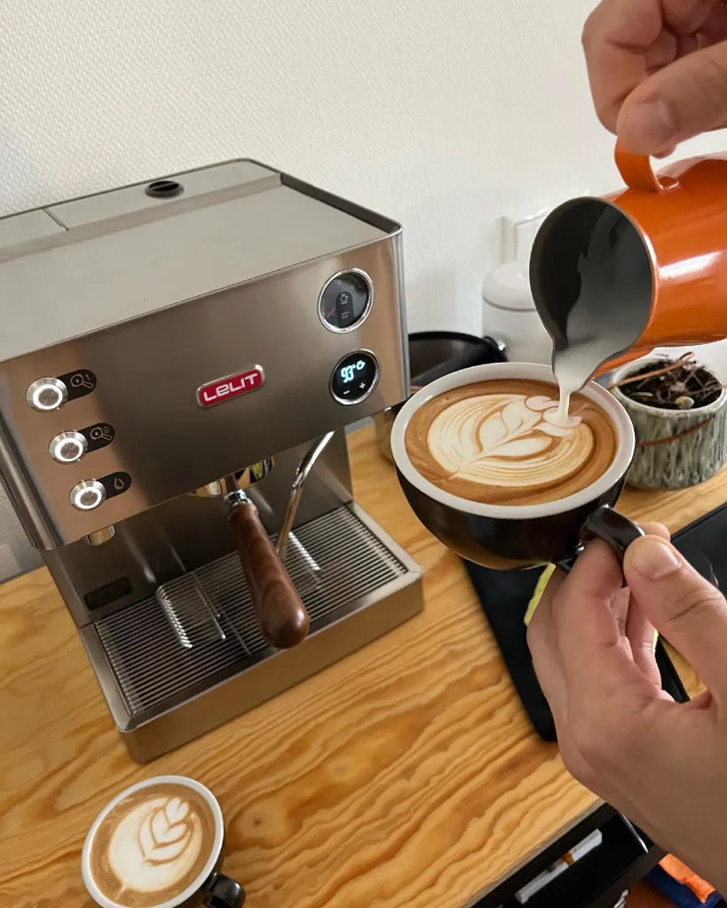 Person pouring latte in front of Lelit Elizabeth