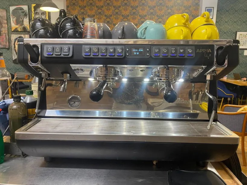 Nuova Simonelli Appia Life in cafe setting