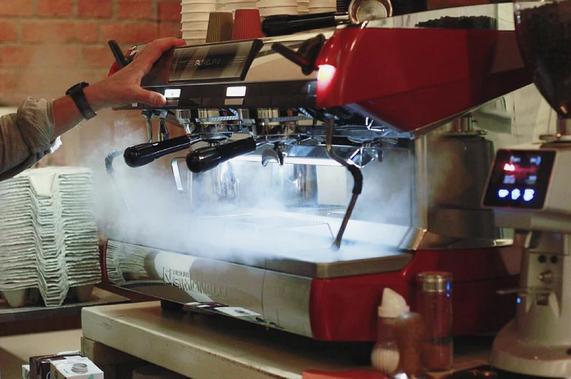 Nuova Simonelli Aurelia spraying steam