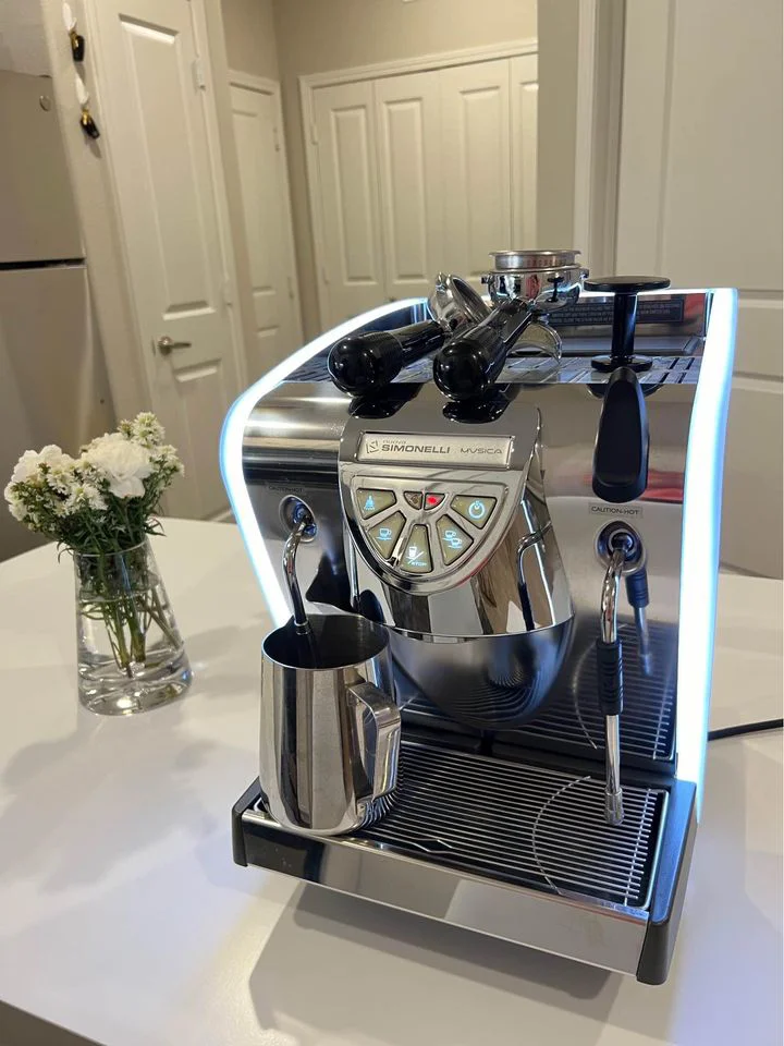 Nuovoa Simonelli Musica with vase of flowers