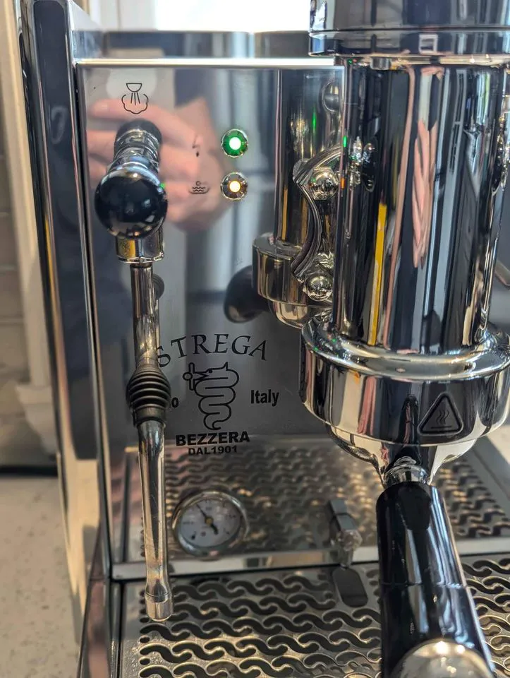 Logo and portafilter of the Bezzera Strega