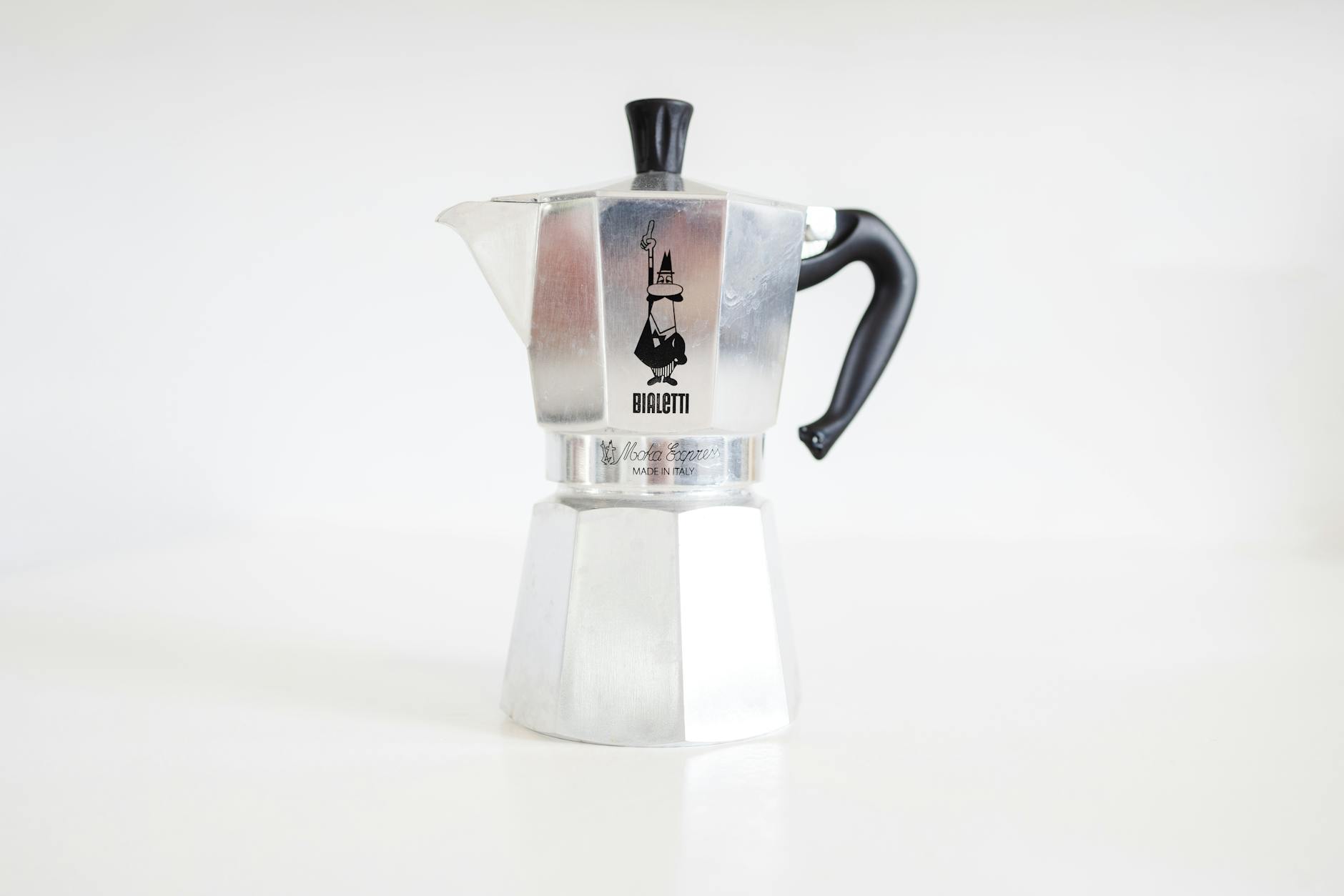 Read more about the article Moka Pot Brewing Guide: Stovetop Espresso Done Right